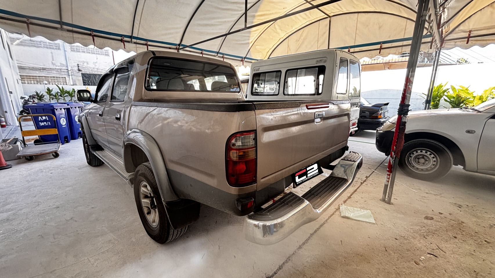 2004 TOYOTA Hilux