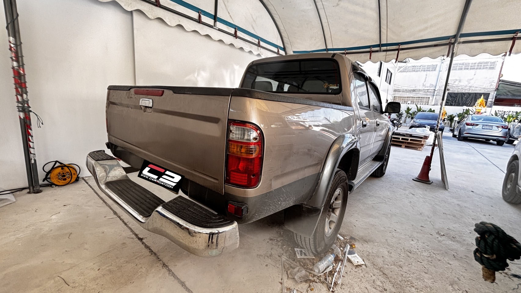 2004 TOYOTA Hilux