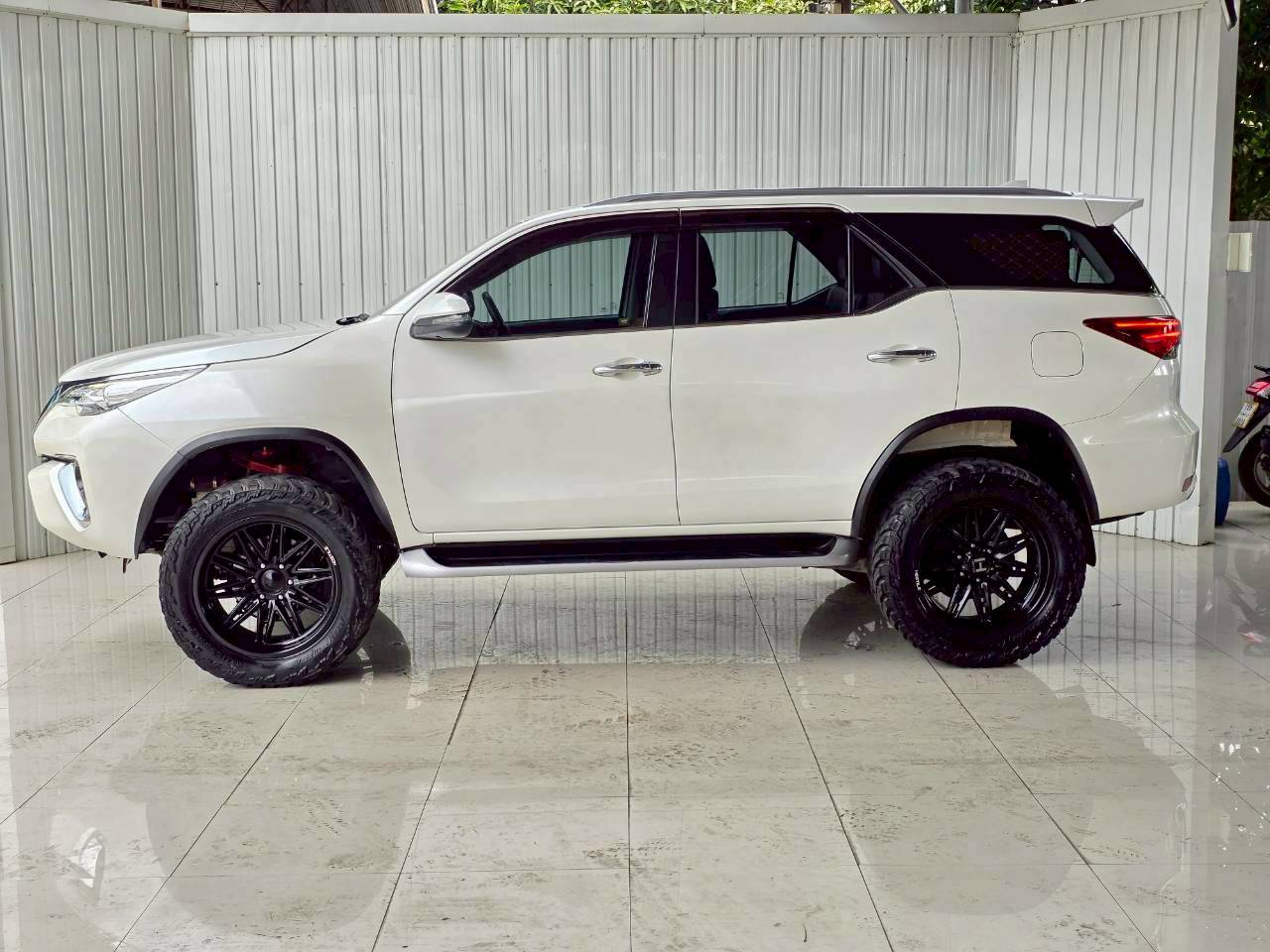 2019 TOYOTA FORTUNER 2.4 V 4WD