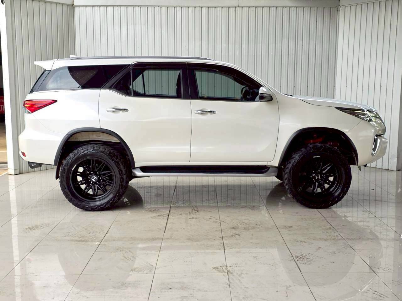 2019 TOYOTA FORTUNER 2.4 V 4WD