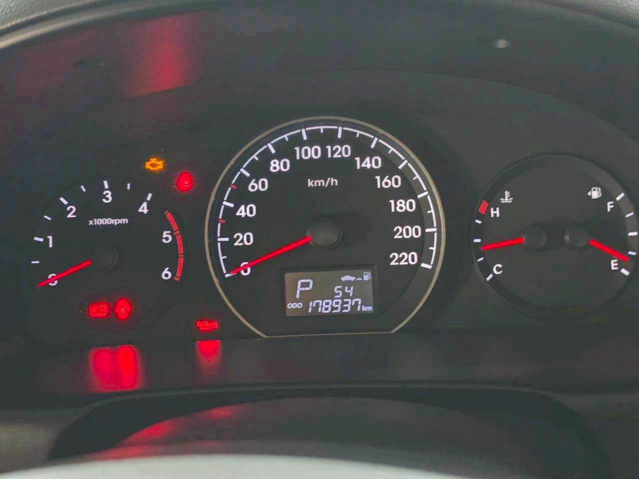 2016 HYUNDAI H1 DELUXE