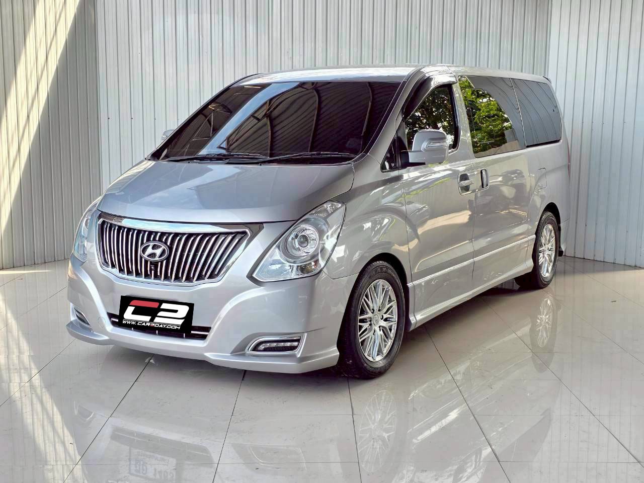 2016 HYUNDAI H1 DELUXE