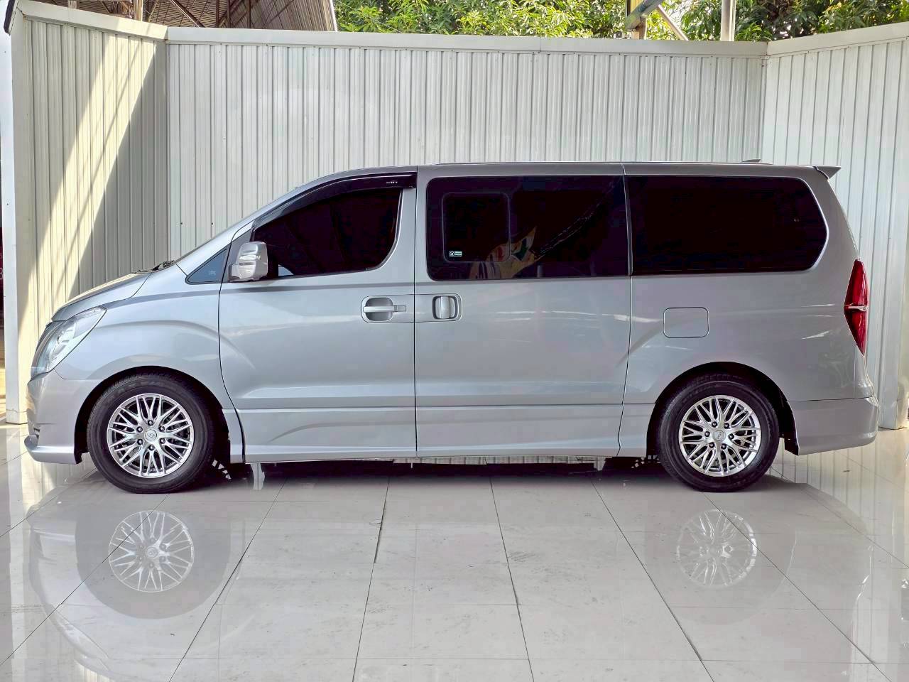 2016 HYUNDAI H1 DELUXE
