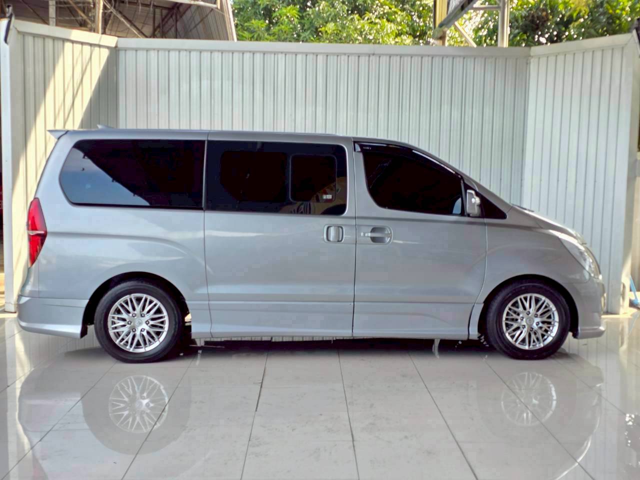 2016 HYUNDAI H1 DELUXE