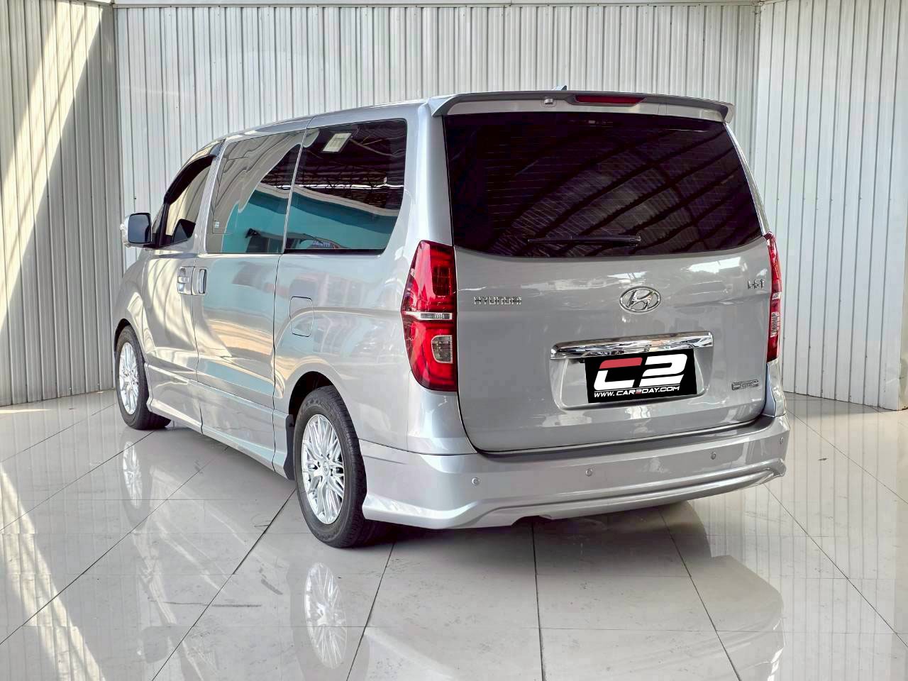 2016 HYUNDAI H1 DELUXE