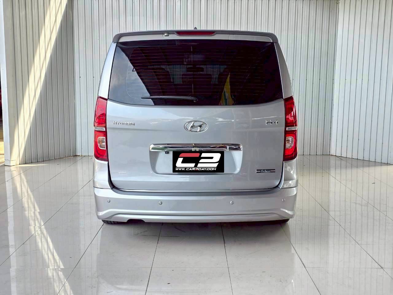 2016 HYUNDAI H1 DELUXE