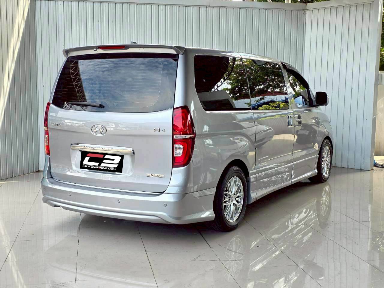 2016 HYUNDAI H1 DELUXE