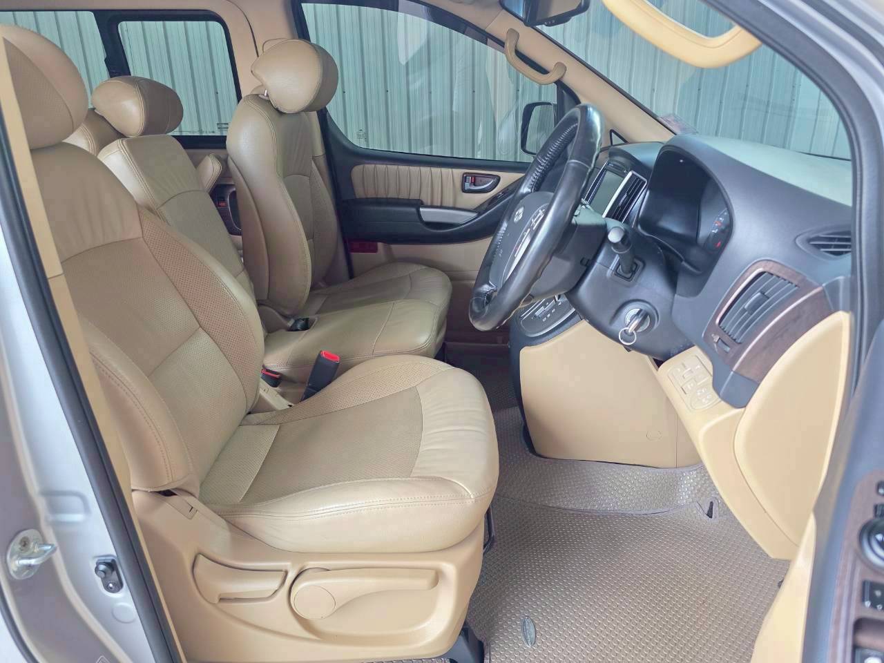 2016 HYUNDAI H1 DELUXE